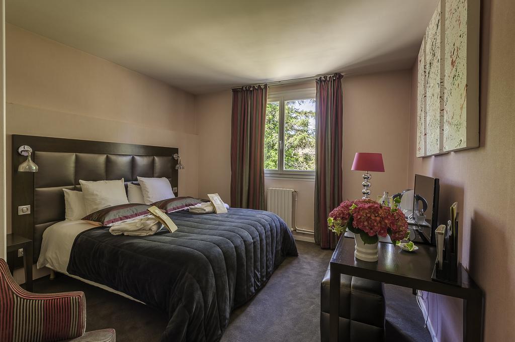 Logis Hotel - Restaurant Le Relais De Comodoliac Saint-Junien Bagian luar foto