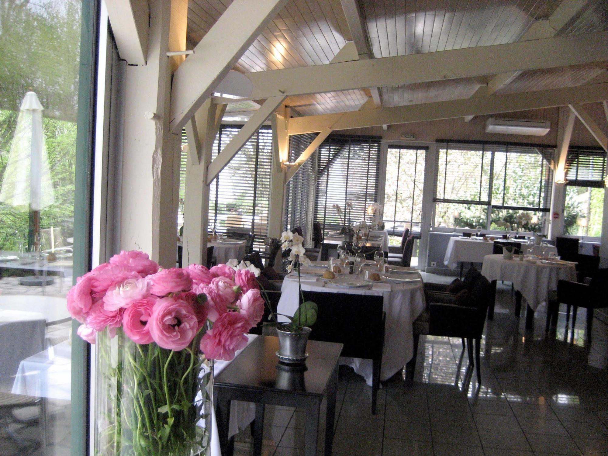 Logis Hotel - Restaurant Le Relais De Comodoliac Saint-Junien Bagian luar foto