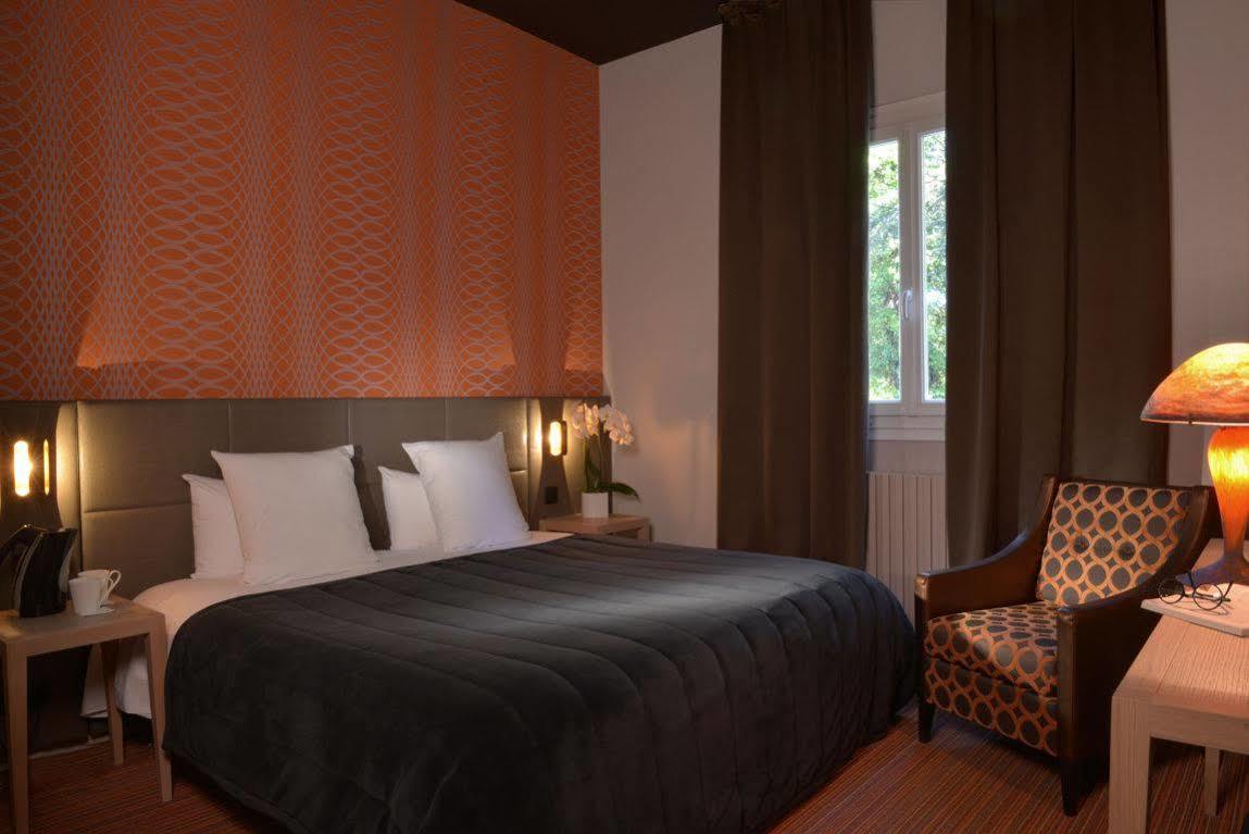 Logis Hotel - Restaurant Le Relais De Comodoliac Saint-Junien Bagian luar foto